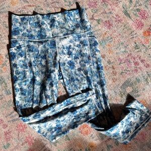 Athleta Blue Floral Salutation Stash 7/8 Tight Leggings EUC